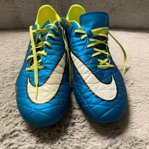 Nike boys 6.5/ female 7.5 soccer cleats
